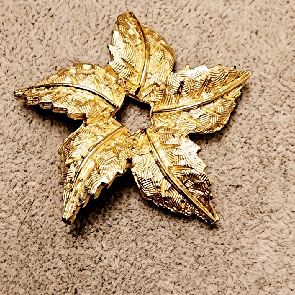 Vintage gold leaf Starburst flower wreath brooch